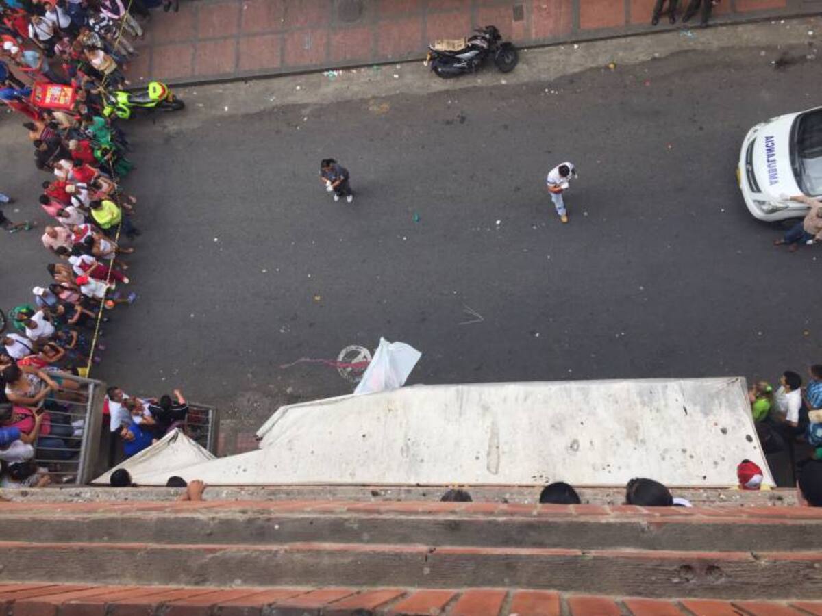 Hombre cae desde el cuarto piso del Centro Metropolitano de Mercadeo