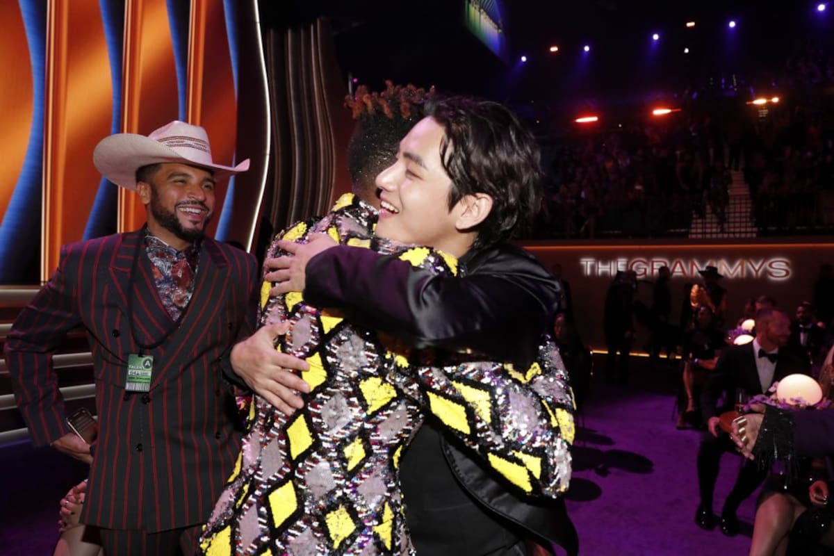 V abrazando a Jon Batiste, ganador de la categoría "Álbum del año". 