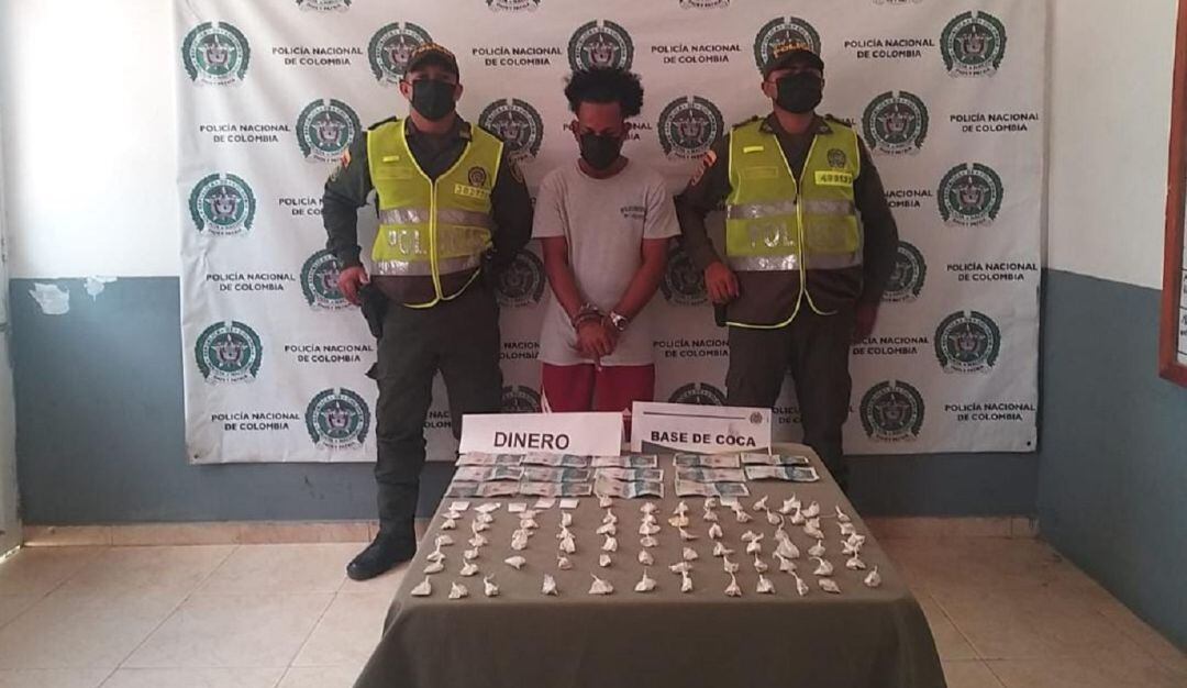 La Policía le encontró 80 dosis de base de coca en medio de un patrullaje de rutina desplegado en el barrio Las Flores