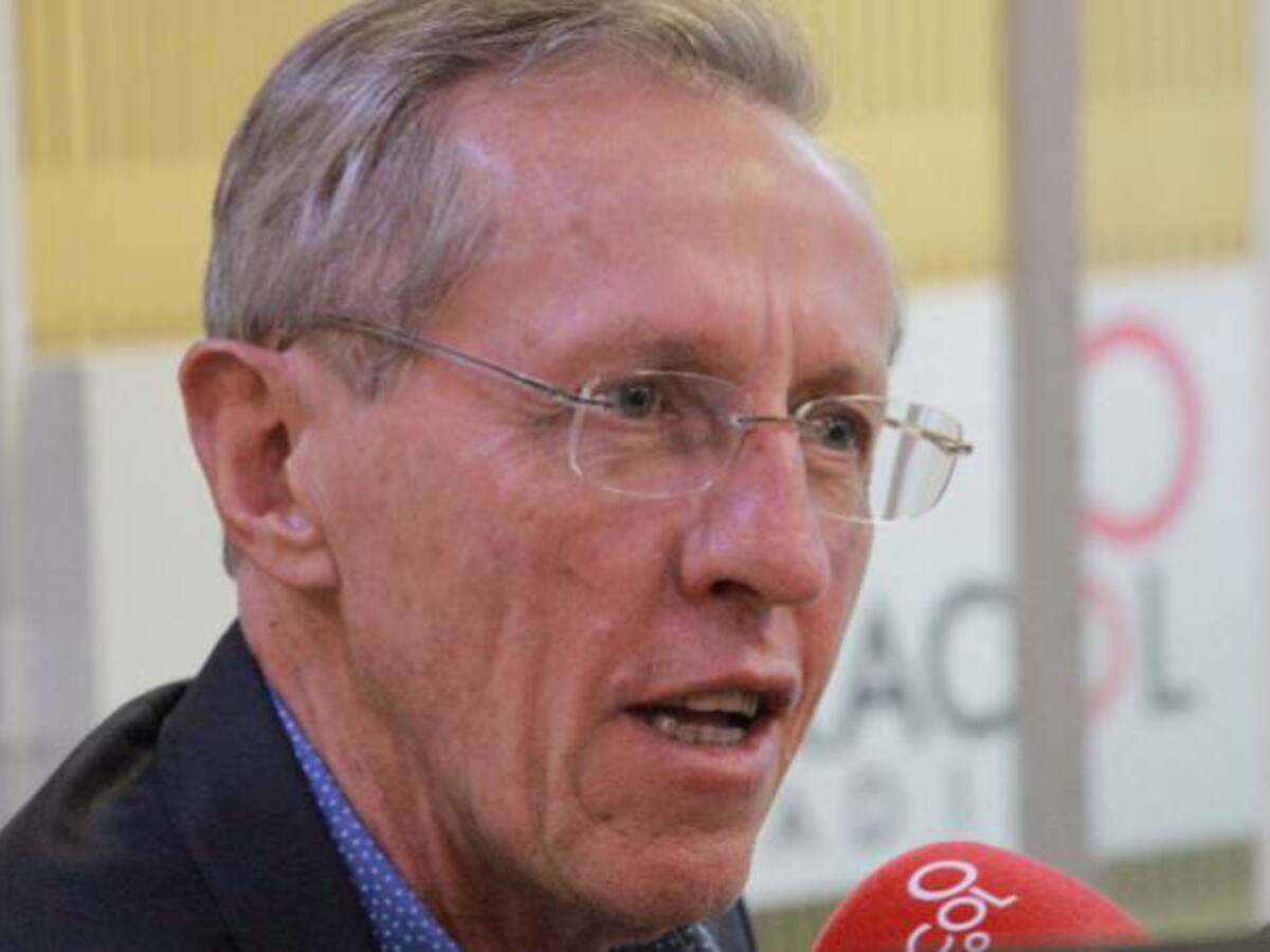 Antonio Navarro Wolff saluda a Caracol Radio en sus 70 años