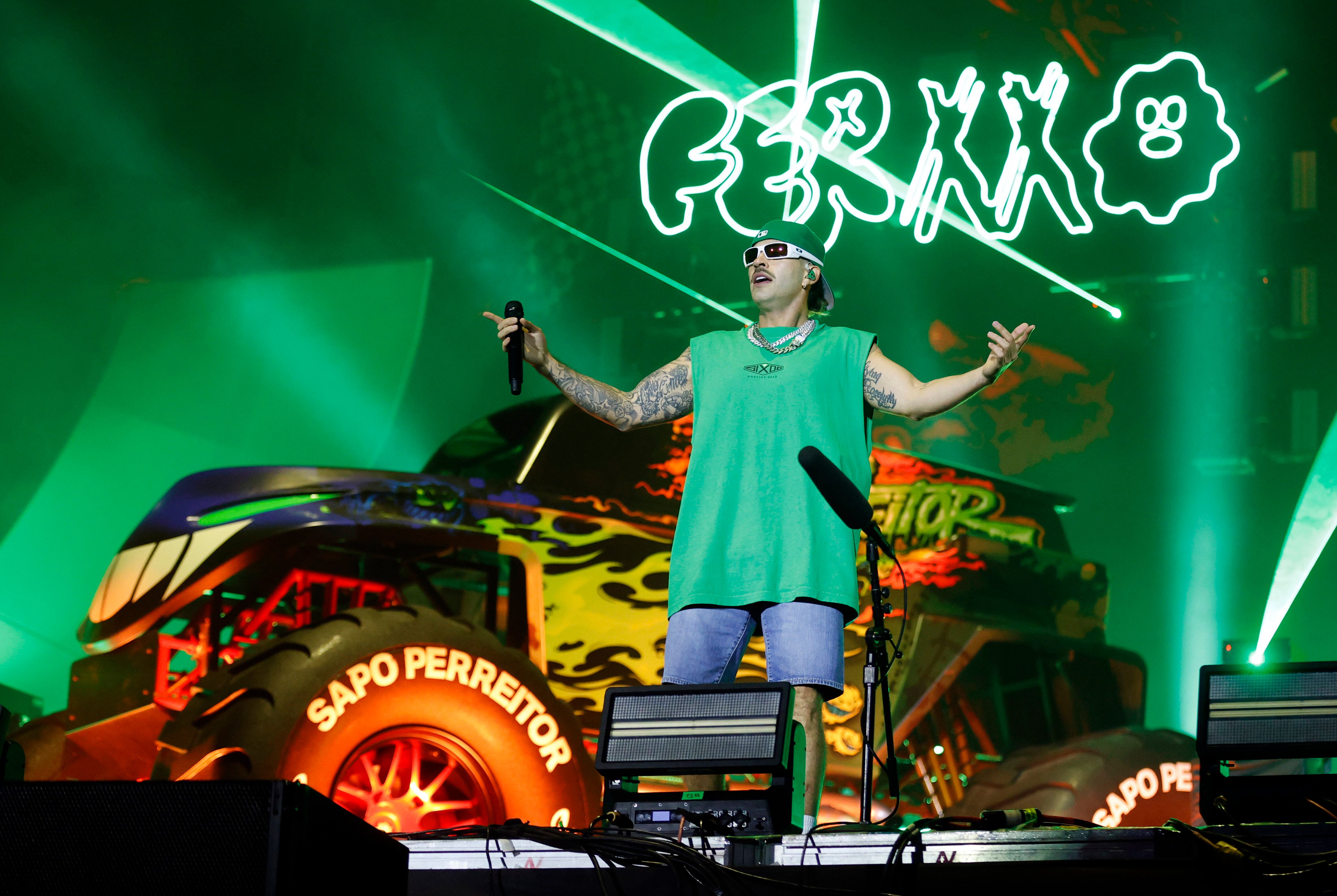 AME892. BOGOTÁ (COLOMBIA), 23/03/2024.- El cantante colombiano Feid se presenta durante el tercer día del festival Estéreo Picnic este sábado en la noche, en el Parque Metropolitano Simón Bolívar en Bogotá (Colombia). En el Parque Simón Bolívar, que acoge por primera vez uno de los eventos musicales más importantes de Colombia, el público cumplió con la ya tradicional cita y se congregó para celebrar el tercero de cuatro días de fiesta en la que los asistentes verán a algunos de los mejores intérpretes de rock, reguetón, electrónica y pop del mundo. EFE/ Mauricio Dueñas Castañeda