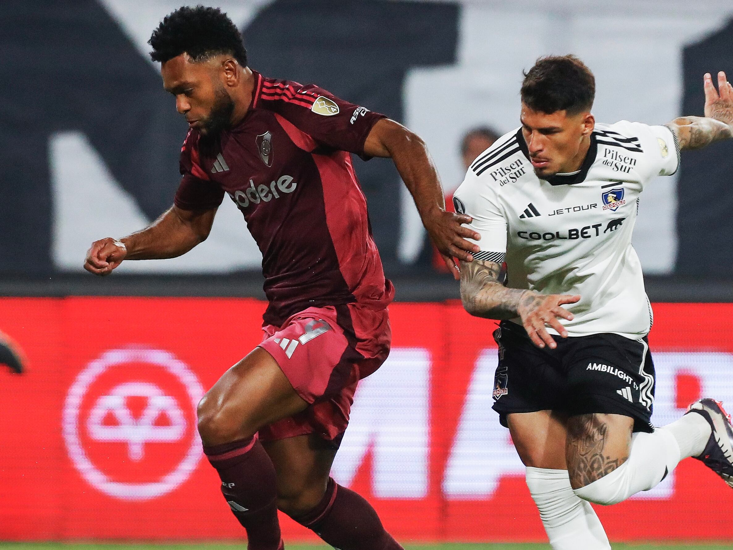 AME497. SANTIAGO (CHILE), 17/09/2024.- Alan Saldivia (d) de Colo Colo disputa un balón con Miguel Borja de River este martes, en el partido de ida de cuartos de final de la Copa Libertadores entre Colo Colo y River Plate en el estadio Monumental David Arellano en Santiago (Chile). EFE/ Osvaldo Villarroel