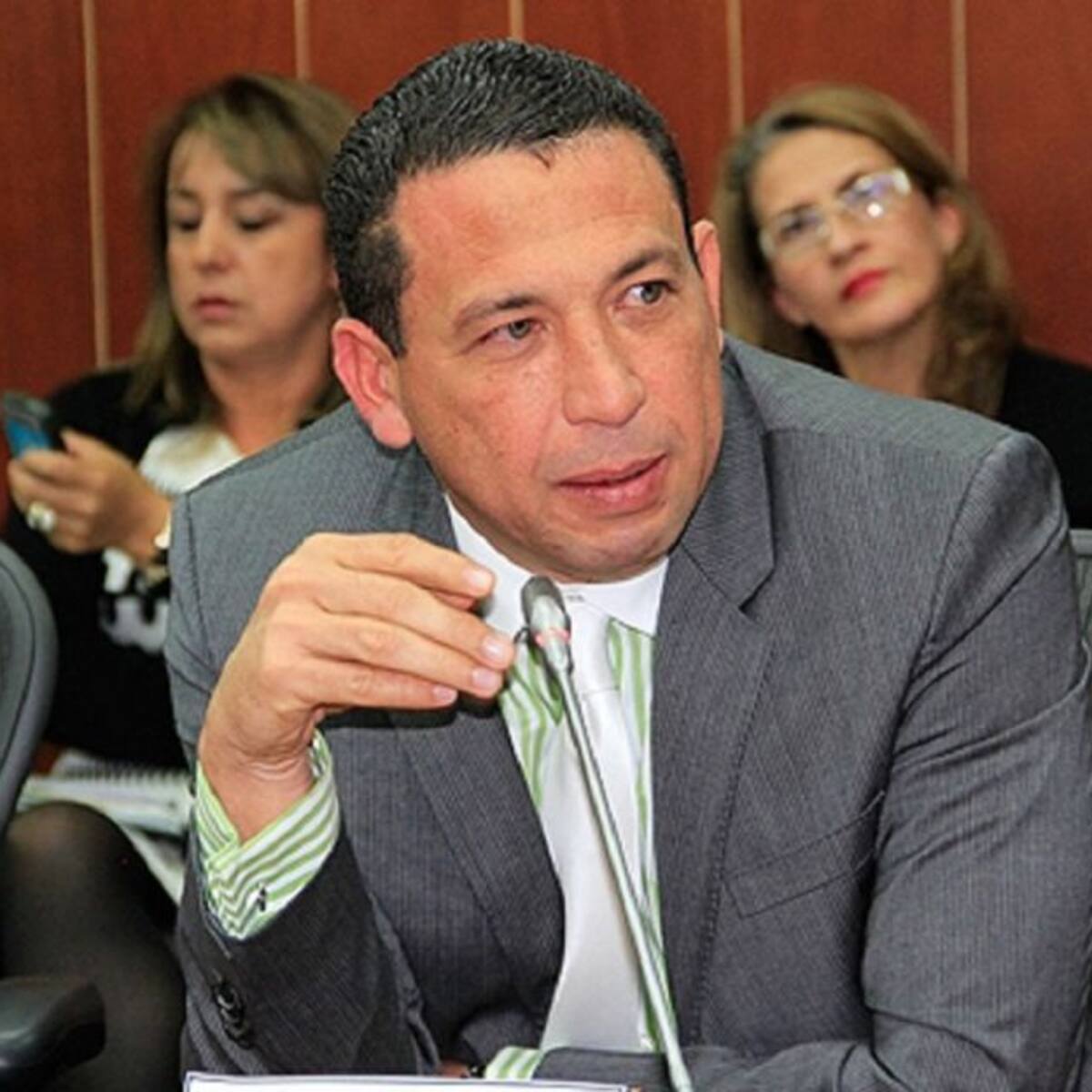 Reapareció Laureano Acuña haciéndole campaña a su esposa, candidata a la Asamblea