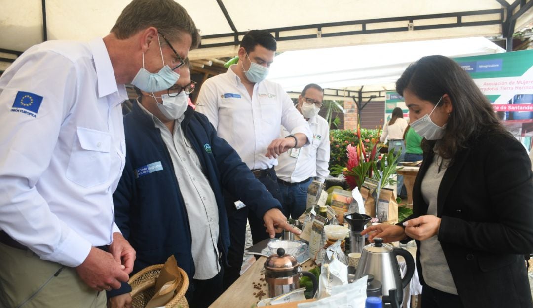 Con el Ministro de Agricultura y otros invitados, en la presentación del café de Tejipaz.