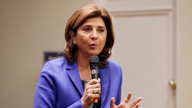 BOG400 BOGOTÁ (COLOMBIA), 26/08/2021.- Fotografía de archivo fechada el 26 de agosto de 2021 que muestra a la excanciller colombiana María Ángela Holguín mientras habla durante la presentación de su libro "La Venezuela que viví", en la Biblioteca del Gimnasio Moderno en Bogotá (Colombia). La ONU anunció este viernes el nombramiento de la exministra de Exteriores colombiana María Ángela Holguín Cuéllar (2010-2018) como nueva enviada especial para Chipre, un cargo que estaba vacante desde 2017. EFE/ Carlos Ortega /ARCHIVO