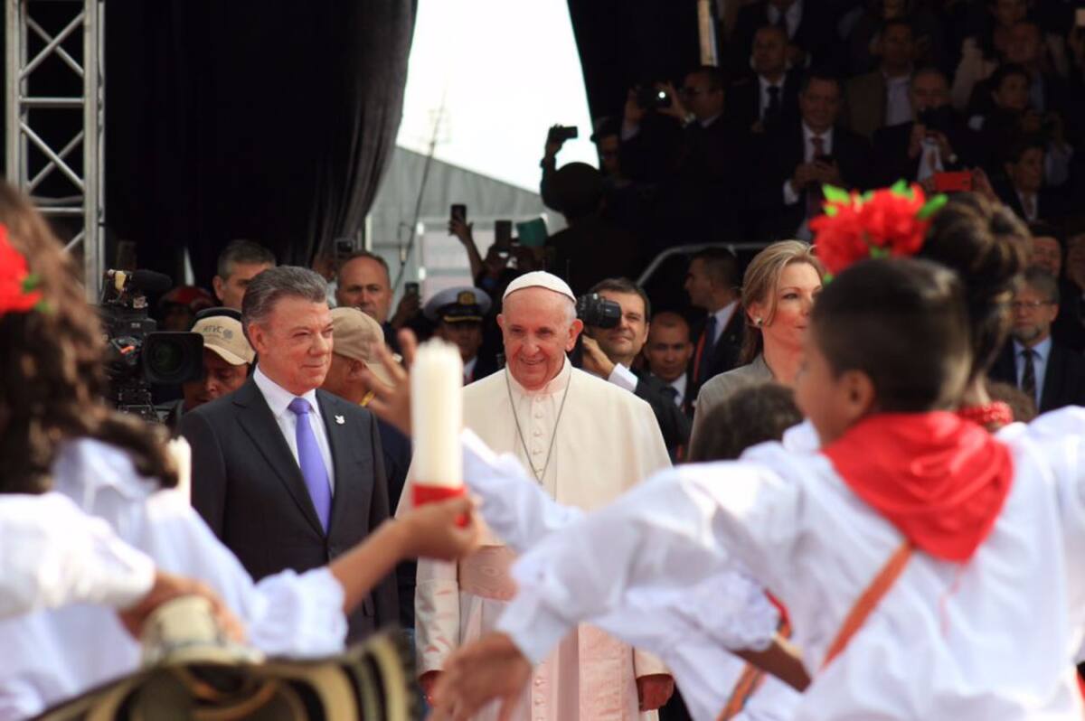 El papa inició su recorrido en el Papamóvil por la calle 26, Avenida El Dorado, para llegar a la Nunciatura Apostólica, lugar donde comerá y descansará durante su visita al país.