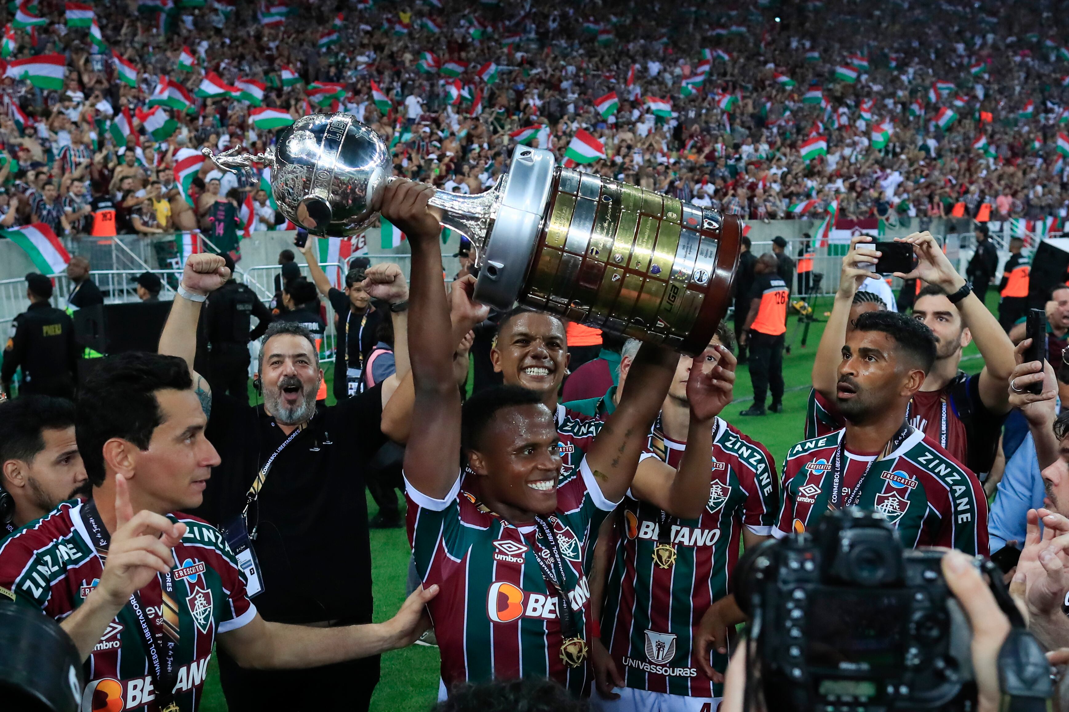 AME4299. RÍO DE JANEIRO (BRASIL), 04/11/2023.- Jhon Arias (c) de Fluminense levanta la Copa tras ganar hoy, la final de la Copa Libertadores entre  Boca Juniors y Fluminense en el estadio de Maracaná, en Rio de Janeiro (Brasil). EFE/ Andre Coelho