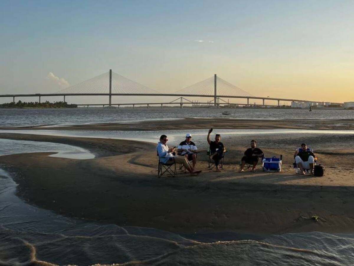 Colonizan 'Isla Pechuga', banco de arena que se formó en el río Magdalena
