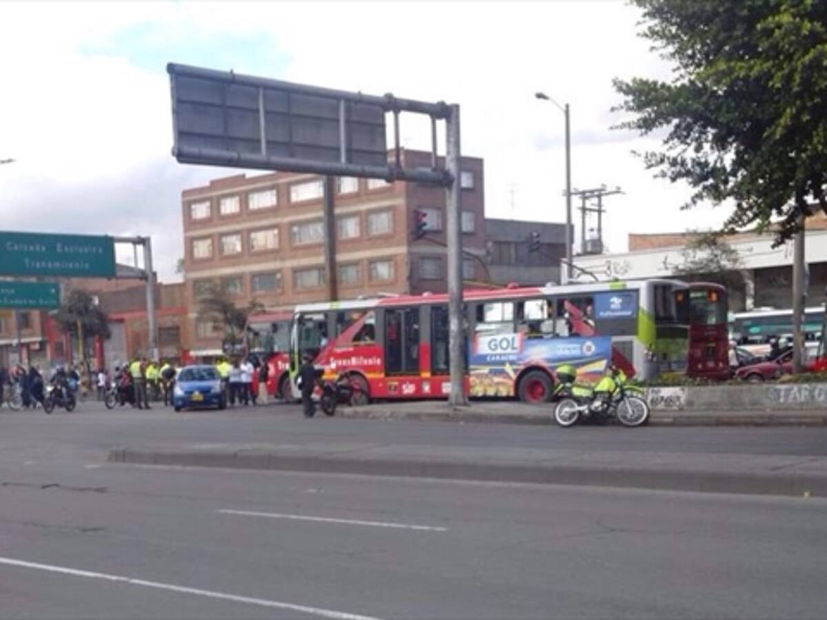 Colapsa movilidad en la Calle 80, en Bogotá