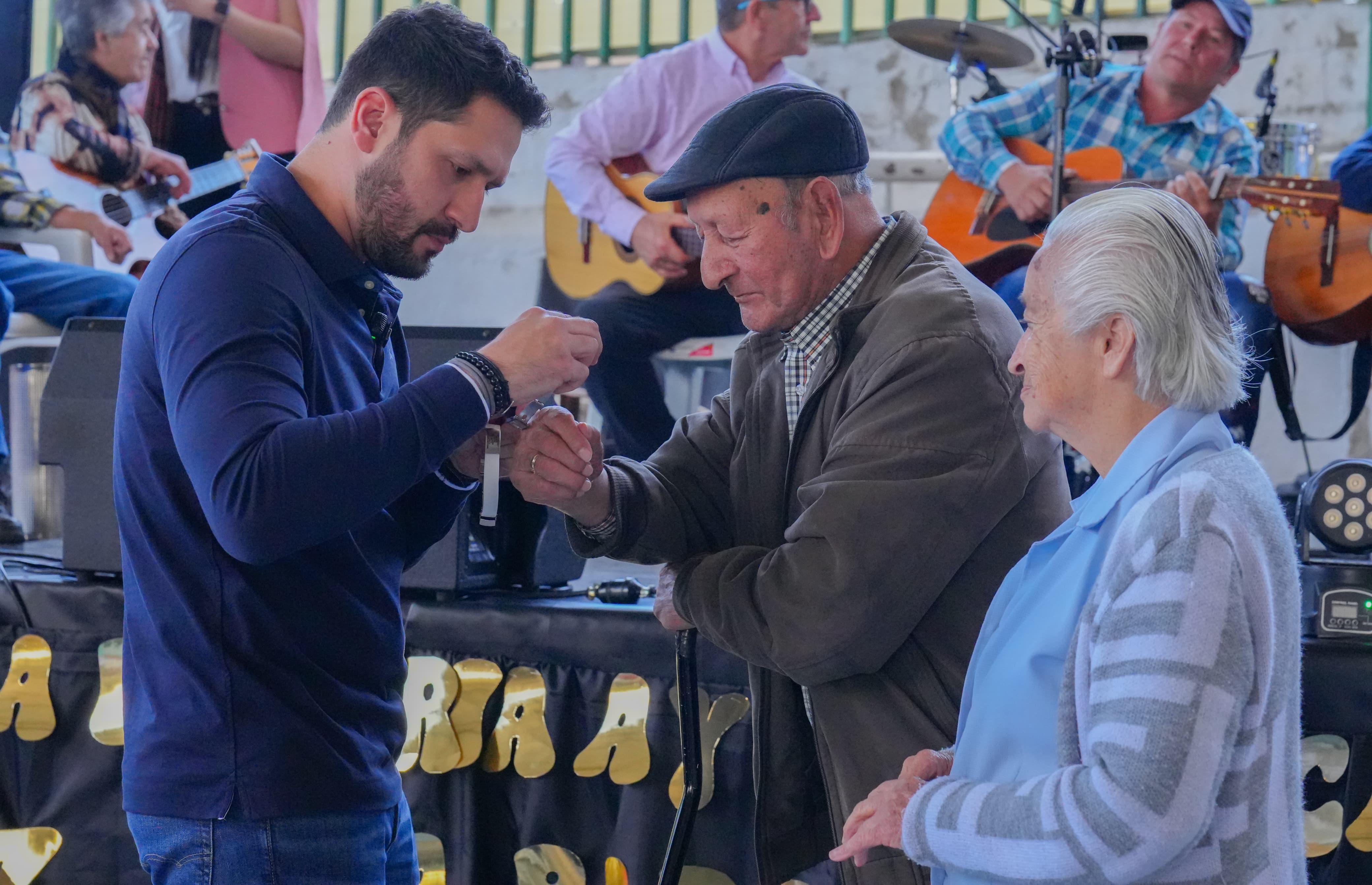 Entrega de 1.400 manillas de identificación a adultos mayores. Foto: Alcaldía de Sonsón