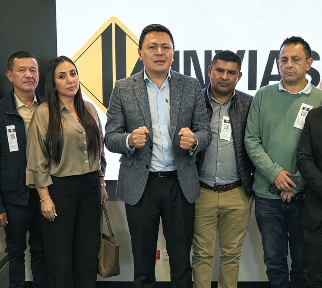 El director del Instituto Nacional de Vías (Invías), Juan Camilo Ostos, se reunió con el con el Comité Veedor de la Transversal de Boyacá y anunció la inversión de recursos / Foto: Invías.