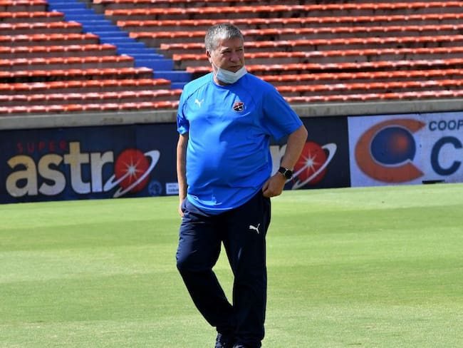 &#039;Bolillo&#039; Gómez dirigiendo al Medellín en 2021
