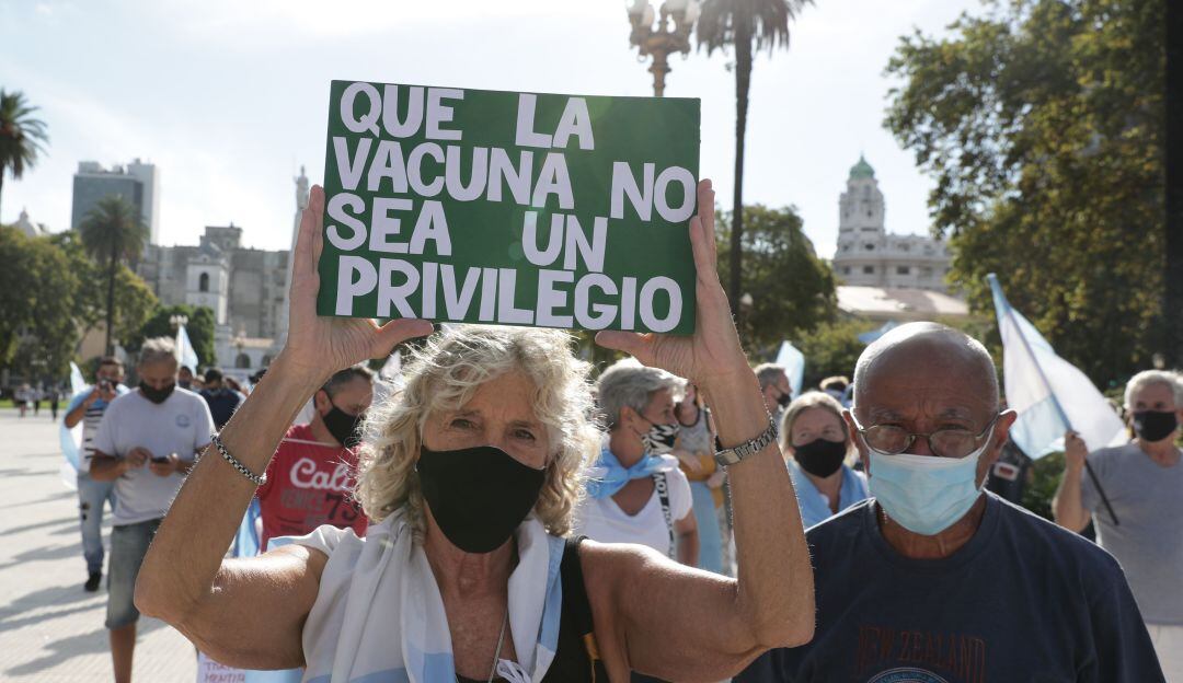 Miles de argentinos salieron a las calles para protestar por corrupción en vacunas