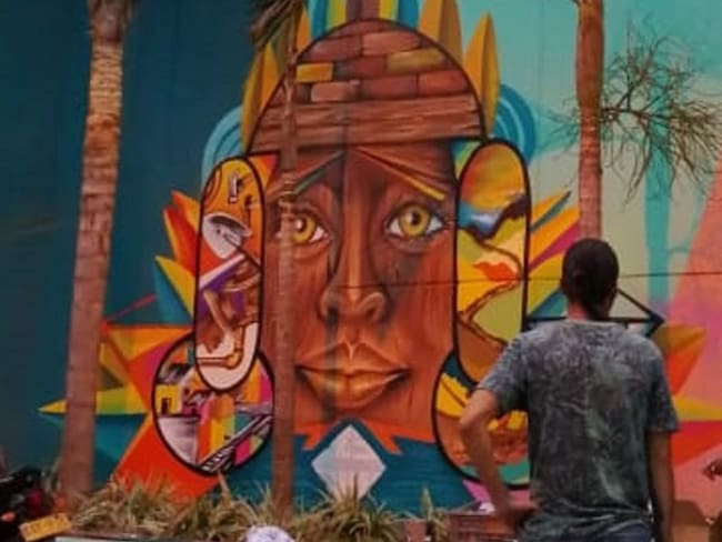 Seis artistas pintan el graffiti más grande de la Comuna 13