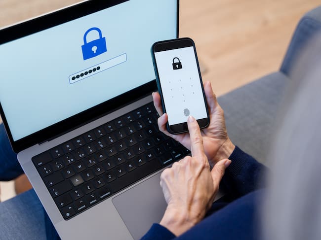 Persona verificando su identidad por medio de biometría digital (Crédito: Getty Images)