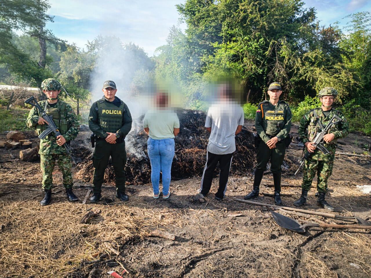 Dos capturados y hornos ilegales desmantelados en operativo en Aipe. Foto MENEV