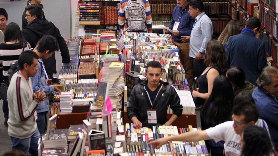 Asistentes observan libros hoy, viernes 28 abril de 2017, durante la XXX Feria Internacional del Libro de Bogotá (Filbo), en el centro de convenciones Corferias, en Bogotá (Colombia). . Foto: Agencia EFE