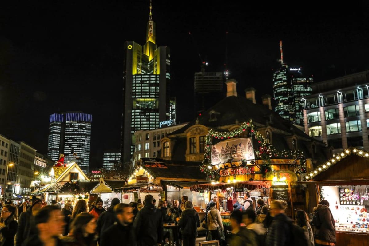 Decenas de personas asisten , al mercado de navidad de Fráncfort del Meno (Alemania).