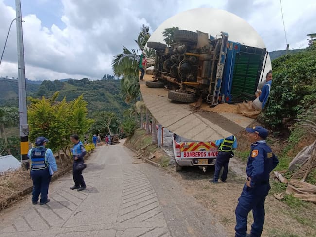 Un hombre murió en un accidente de tránsito en Andes, Antioquia- fotos cortesía bomberos