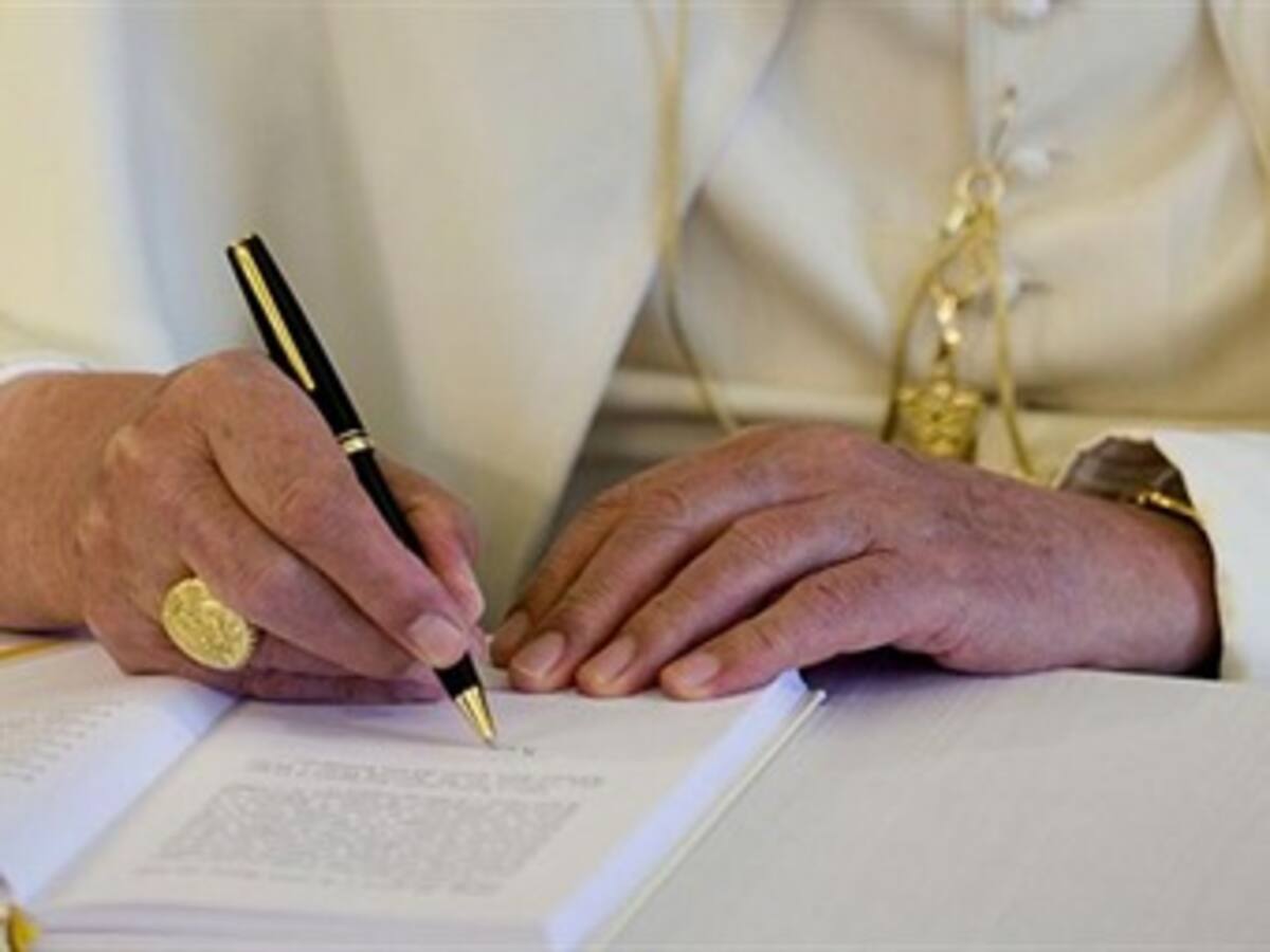 El tradicional anillo de Pescador del papa Francisco será de plata y no de oro