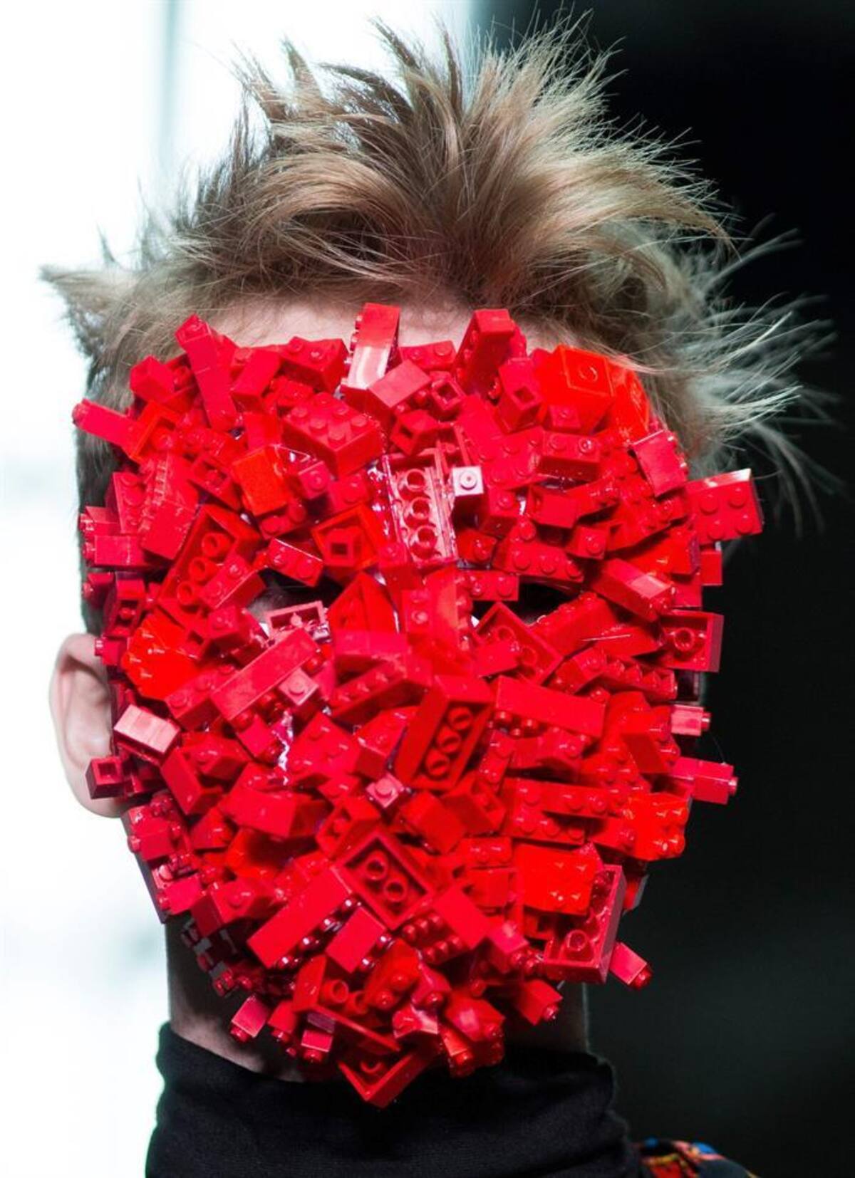 Una serie de modelos presentan la colección de otoño, invierno 2015 en la semana de la moda masculina en Londres, Inglaterra, que se realizará hasta el próximo 12 de enero.