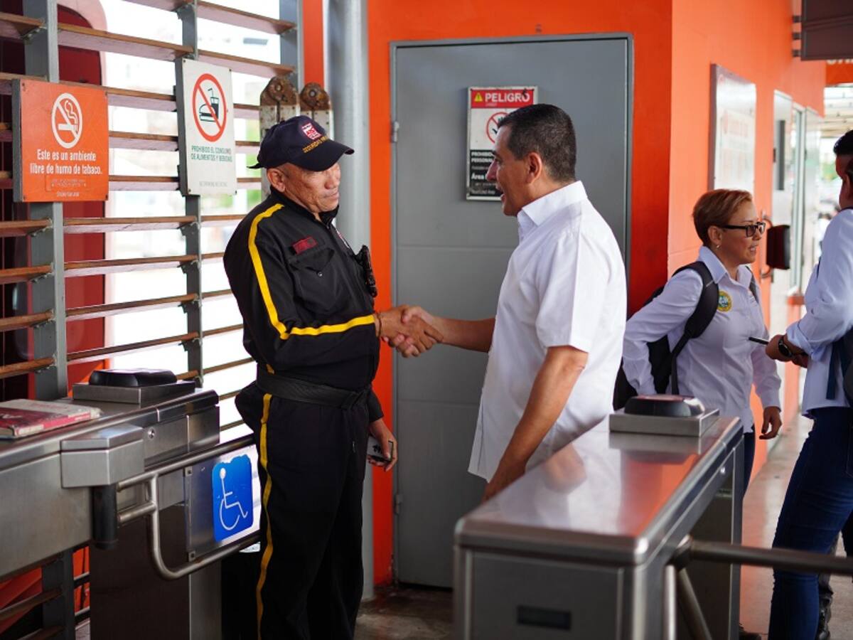 Alcalde electo Dumek Turbay visitó Transcaribe y escuchó quejas de los usuarios