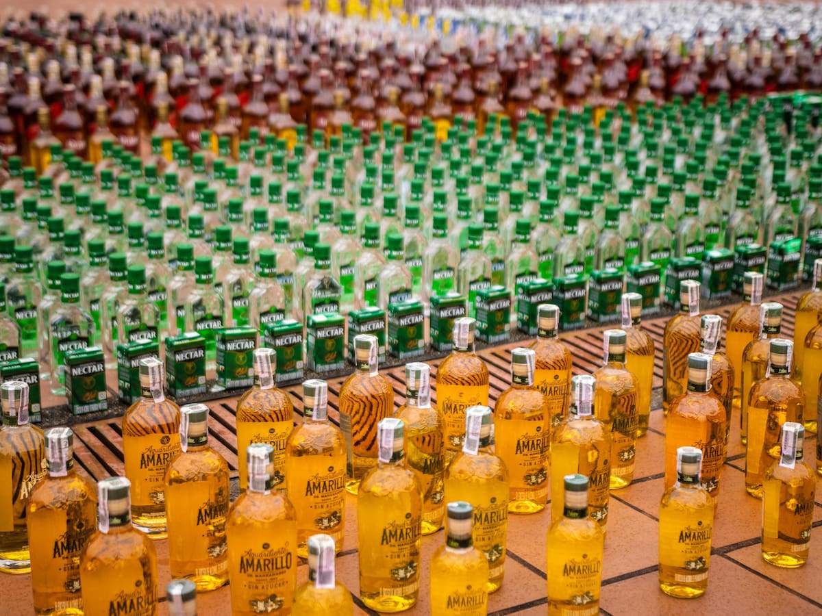 Fueron incautadas más de 5 mil unidades de licor adulterado, etiquetas y tapas falsas en Bogotá