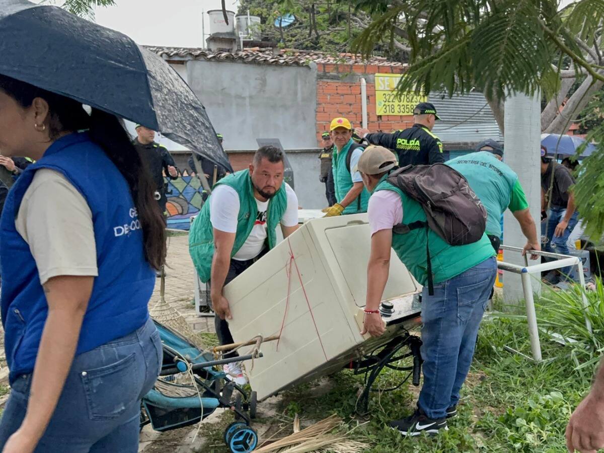 Trasladan familias Yukpa que habían invadido obelisco del Puente de la Novena