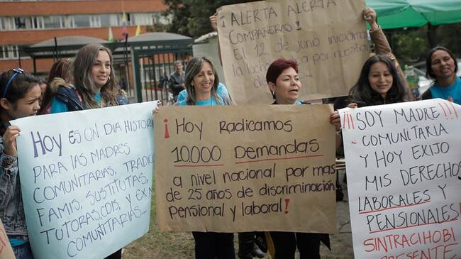 Madres comunitarias protestaron contra el Instituto Colombiano de Bienestar Familiar por discrimiación salarial y pensional. Foto: Colprensa