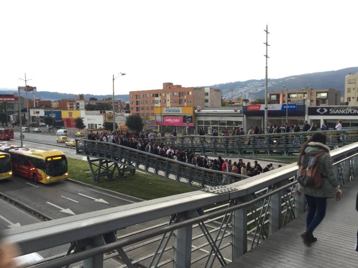 Se cumple una jornada más de día sin carro, ahora también sin moto. Saldrán de circulación 1.500.000 vehículos particulares y 425.000 motocicletas. La medida se extenderá hasta las 7:30 de la noche.