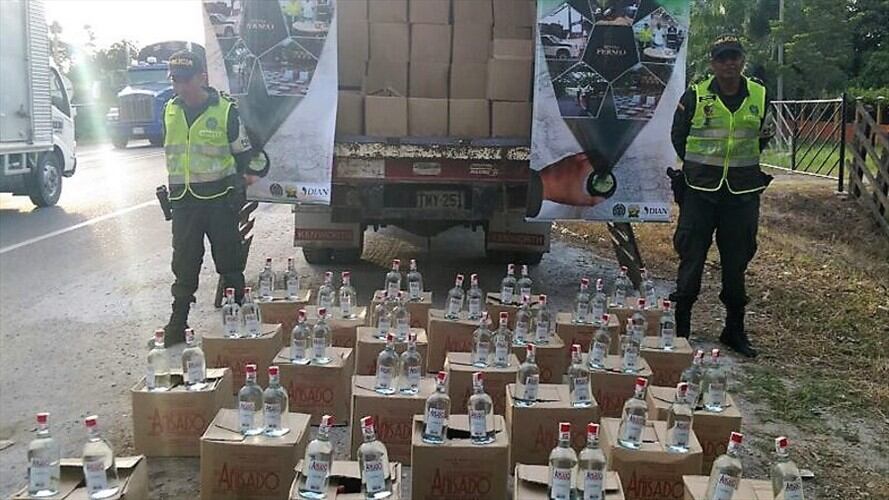 El licor, avaluado en 120 millones de pesos, era transportado en un camión en la vía Santa Marta- Ciénaga, cuyo conductor fue dejado a disposición de las autoridades. Foto: POLFA