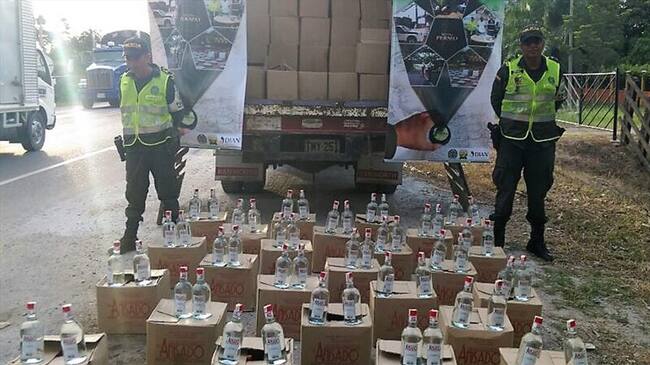 El licor, avaluado en 120 millones de pesos, era transportado en un camión en la vía Santa Marta- Ciénaga, cuyo conductor fue dejado a disposición de las autoridades. Foto: POLFA