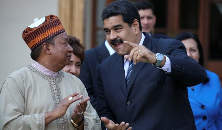 El secretario general de la OPEP, Mohammed Barkindo, y el presidente de Venezuela, Nicolás Maduro, durante una presentación después de su reunión en el Palacio de Miraflores en Caracas.