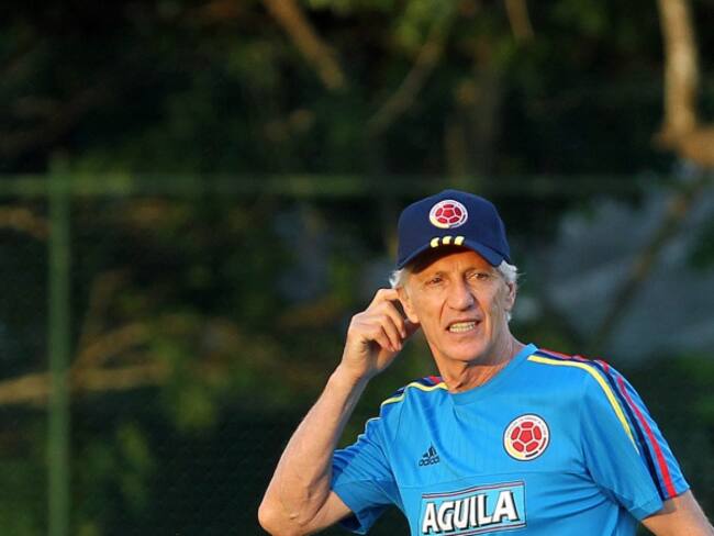 Pékerman atiende a los medios antes del juego ante Argentina