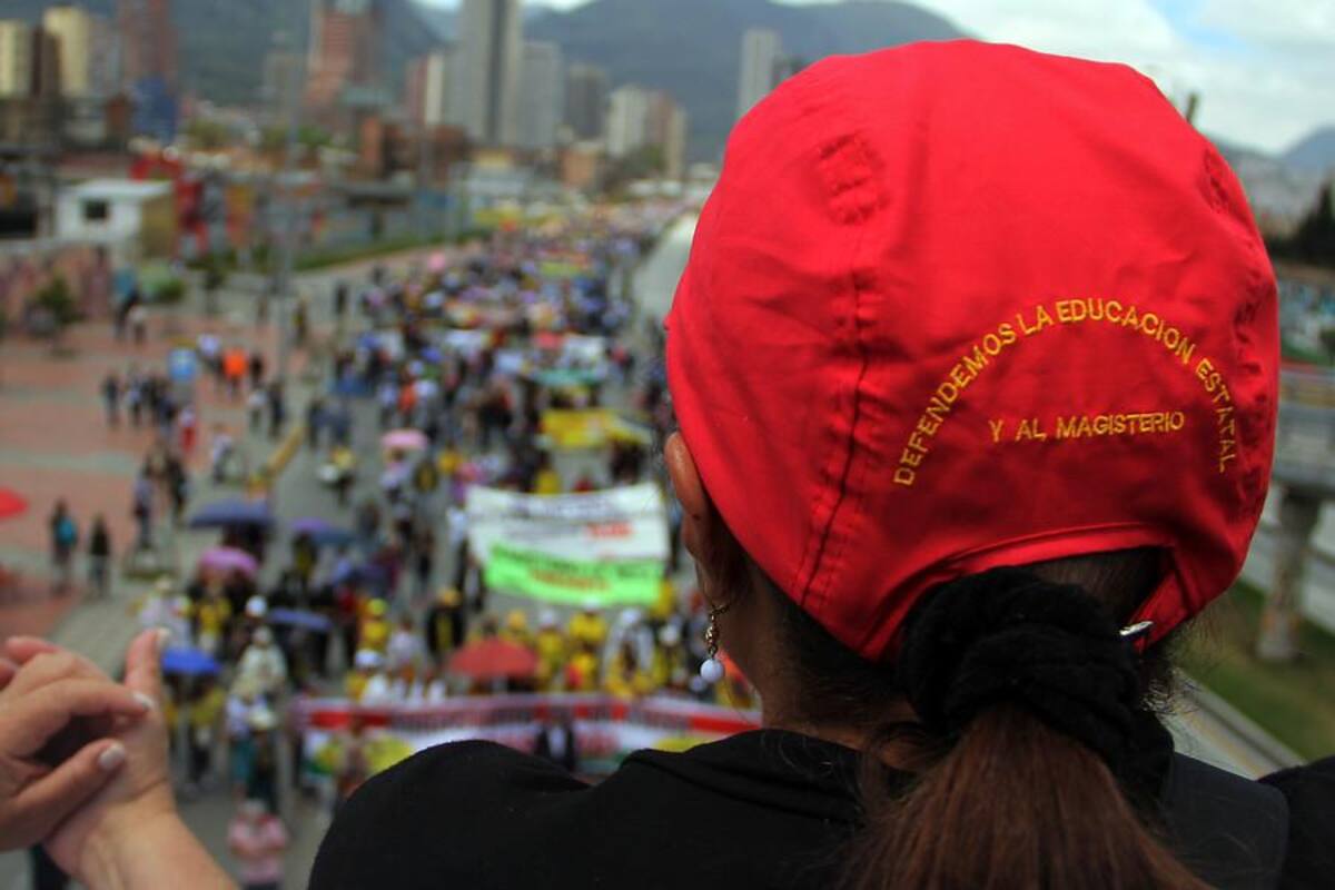 50.000 educadores de todas las regiones del país se dirigen al Ministerio de Educación, ubicado en la capital colombiana, apara manifestar su preocupación frente al acuerdo al que llegó el Gobierno con Fecode.