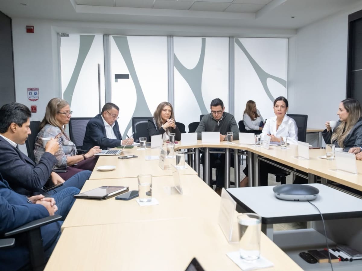 Personería de Santa Marta analiza con la CREG medidas para incentivar el ahorro de energía eléctrica