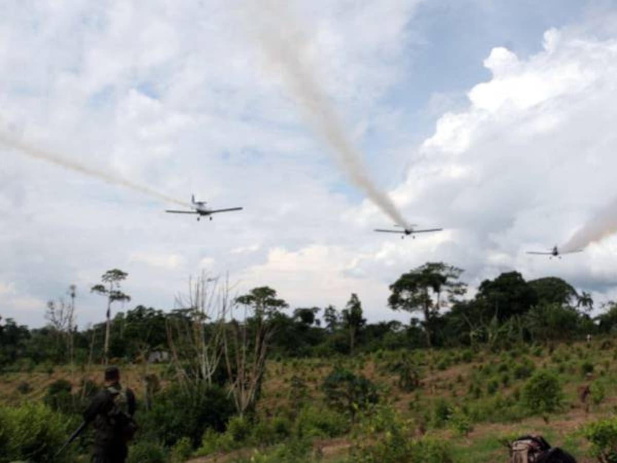 EE.UU. cree que es "decisión soberana" de Colombia recuperar la aspersión