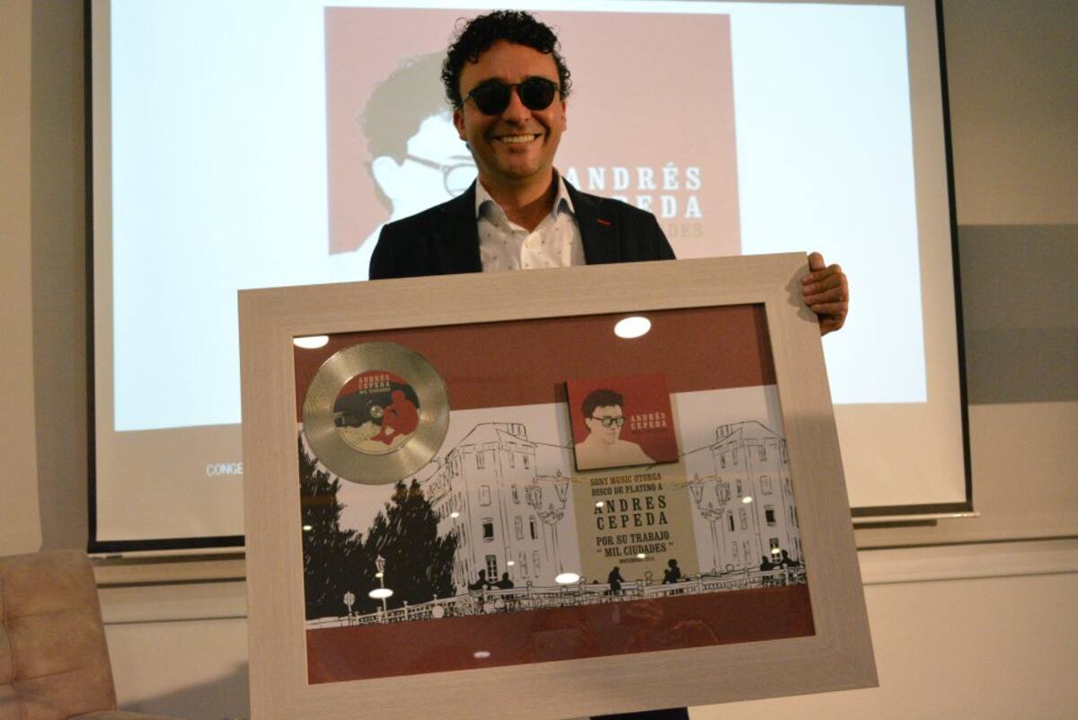 Andrés Cepeda celebró que su disco Mil Ciudades logró disco de platino a dos semana de su lanzamiento.