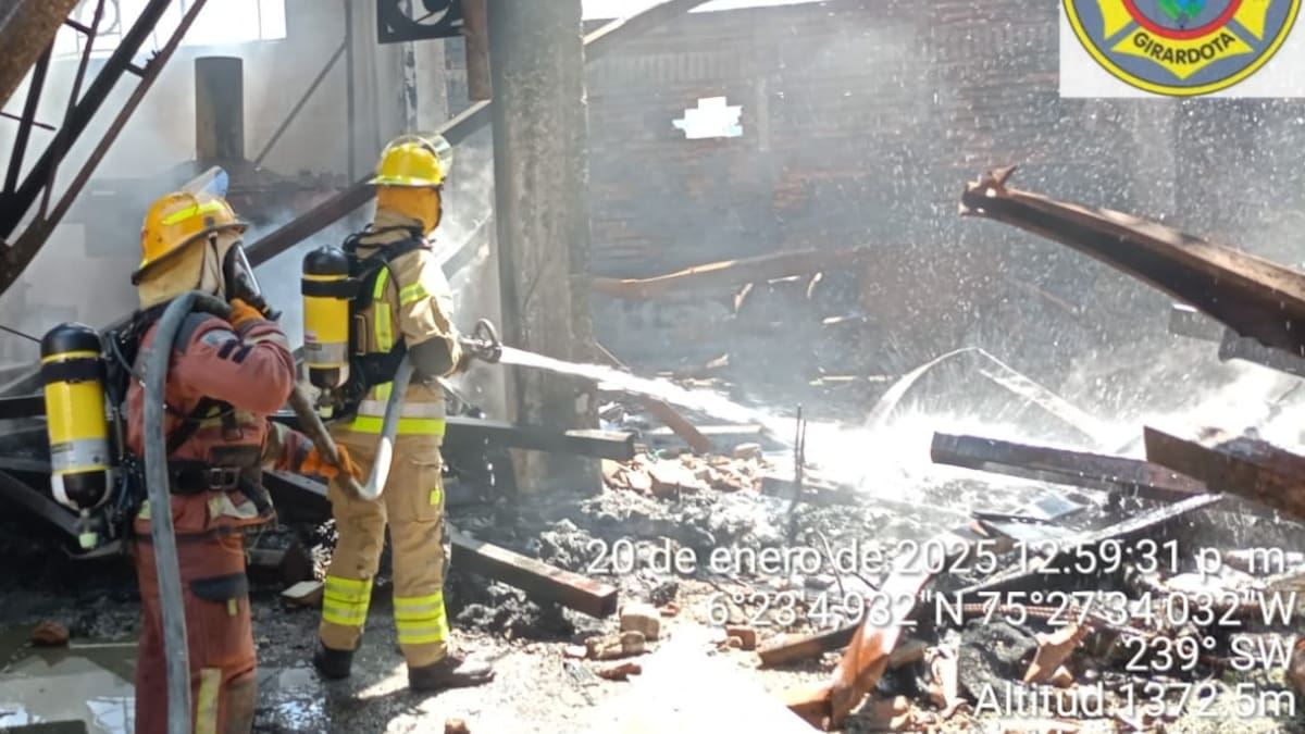 Bodega de Girardota se volvió a prender durante desmonte de estructura quemada en diciembre