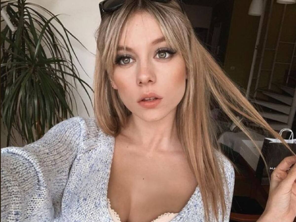 ¿Muy transparente? Ester Expósito posó con sugestiva prenda de vestir