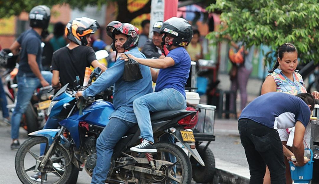Continúan trabajando a perdidas taxistas y dueños de colectivos de la ciudad.