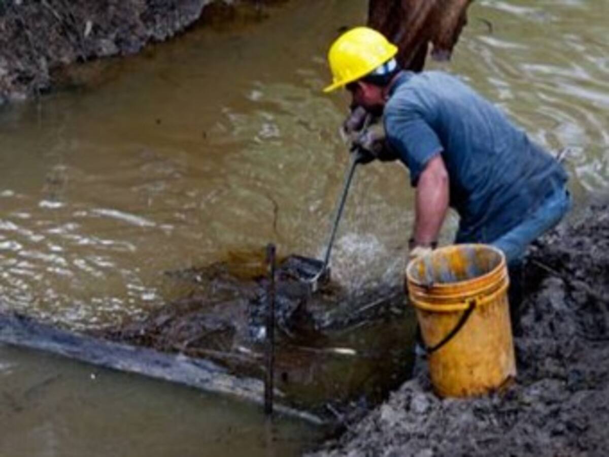 Derrame de petróleo causa daño ambiental en Santander