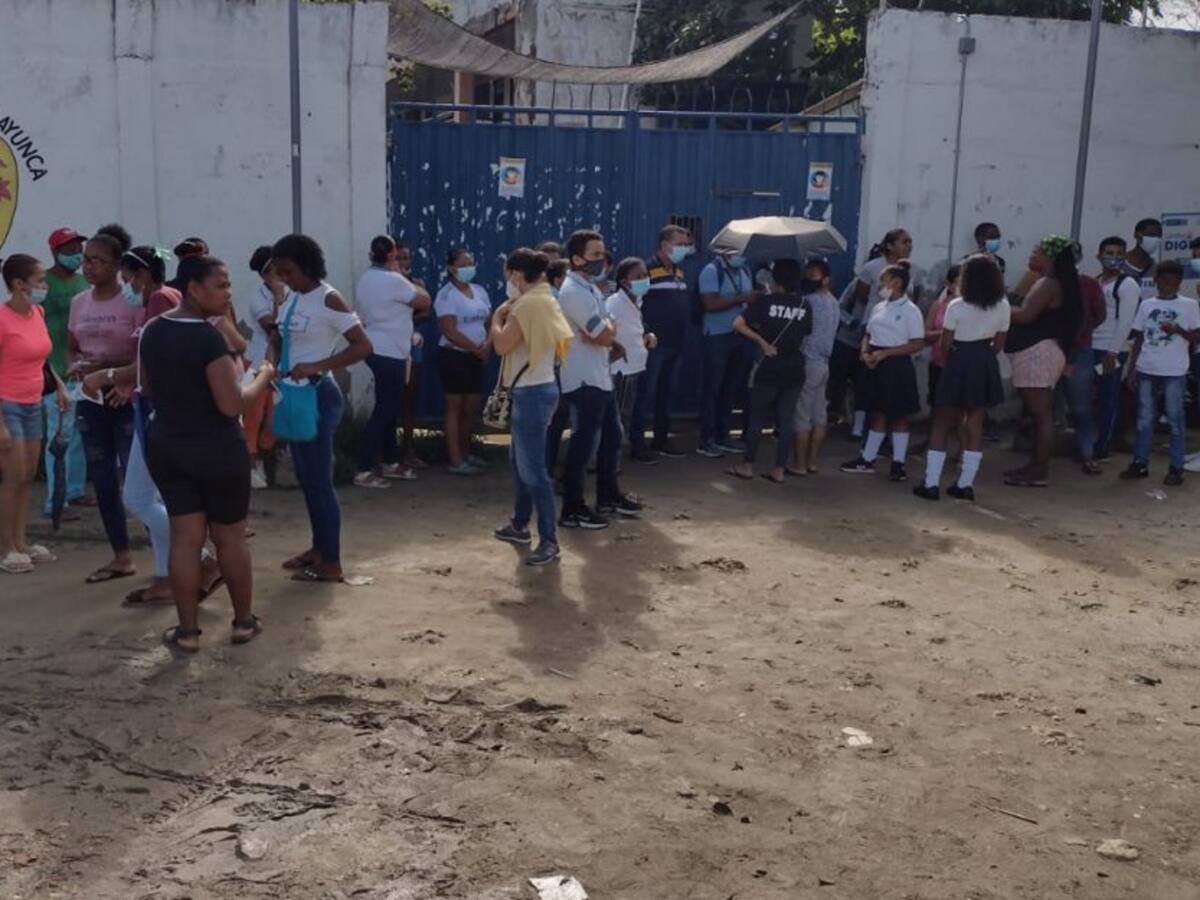 Cae ventilador en la I.E. de Bayunca: estudiantes y padres piden inversión