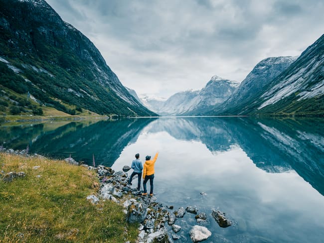 Personas admiran un paisaje conformado por un fiordo en Noruega (Foto vía Getty Images)
