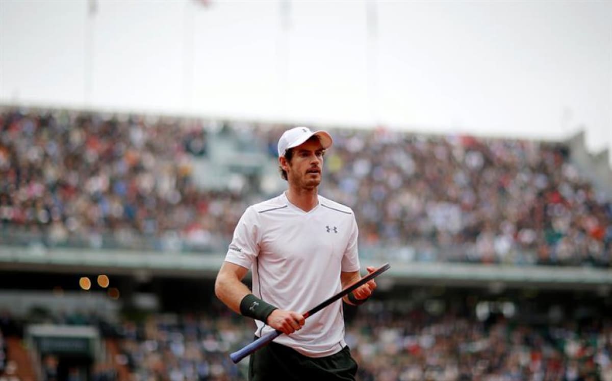 Andy Murray de Gran Bretaña reacciona como él juega contra Novak Djokovic de Serbia durante su fósforo solo final de la gente en el francés Abren el torneo de tenis en Roland Garros en París, Francia.