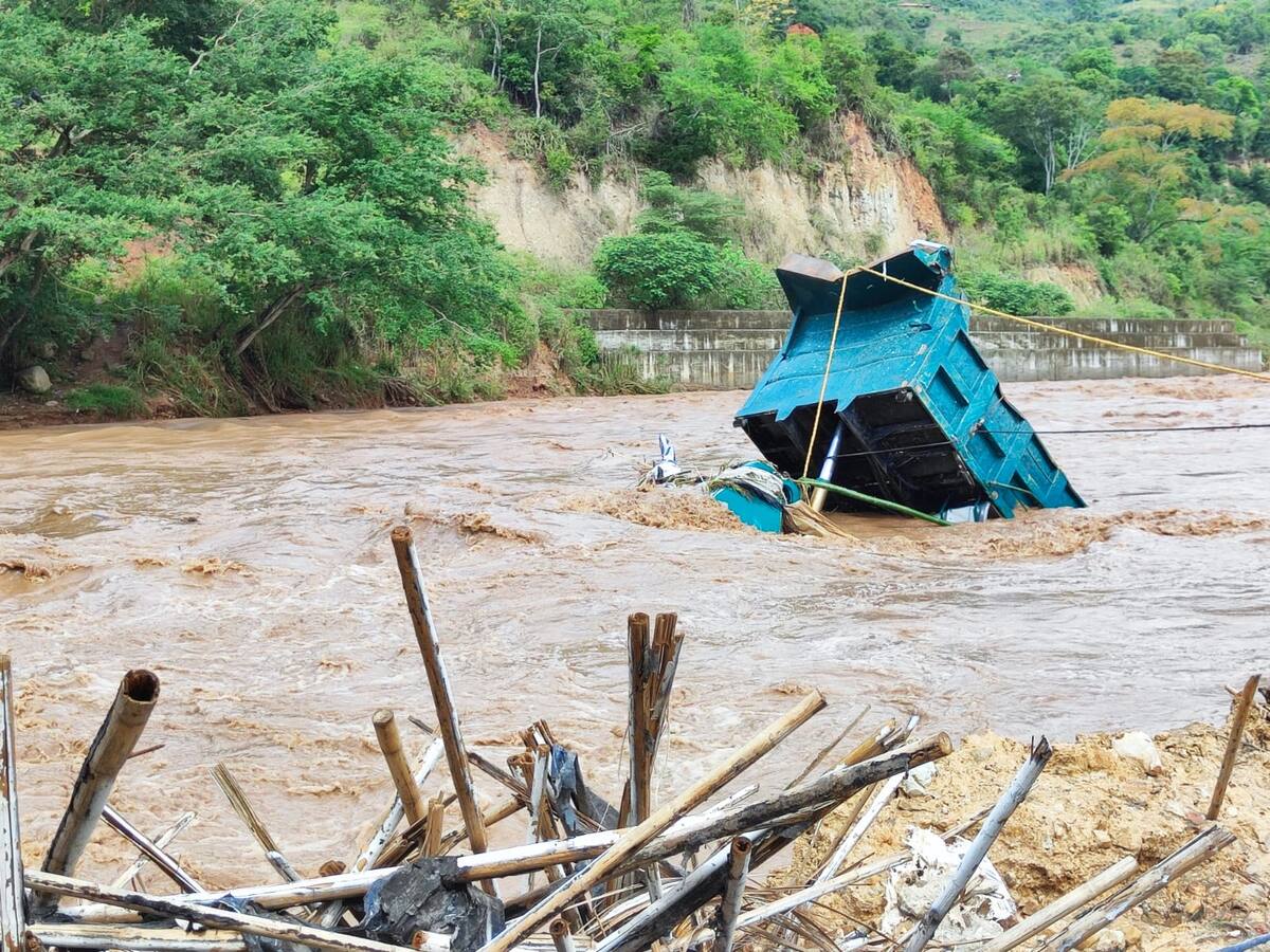 VIDEO: Creciente del río de Oro arrastra volqueta