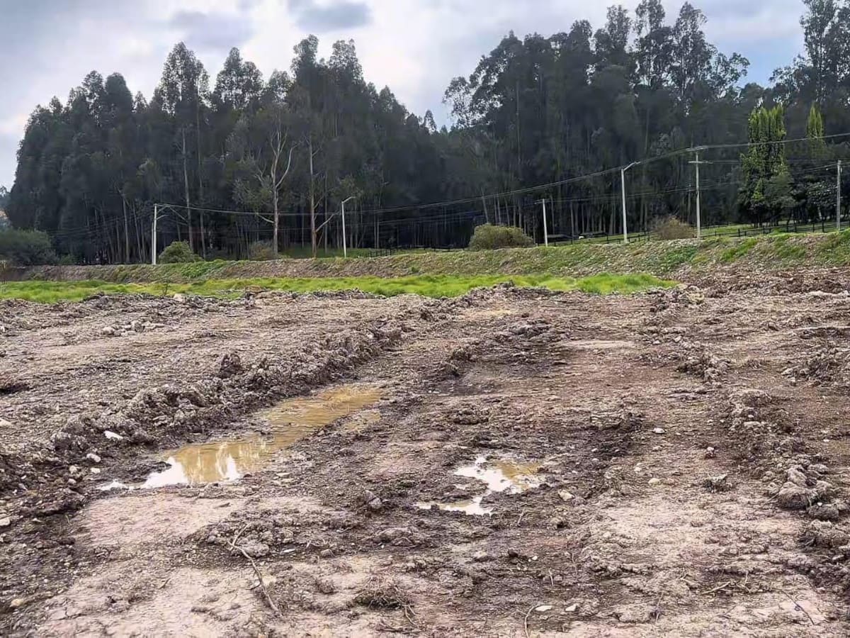 Frenan disposición irregular de escombros que amenazaba canales de agua en Sopó