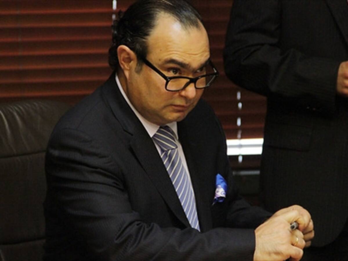 Piden investigar a Pretelt por despojo de tierras y lavado de activos
