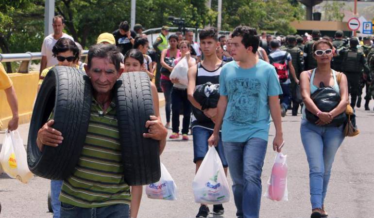 Venezolanos cruzando la frontera