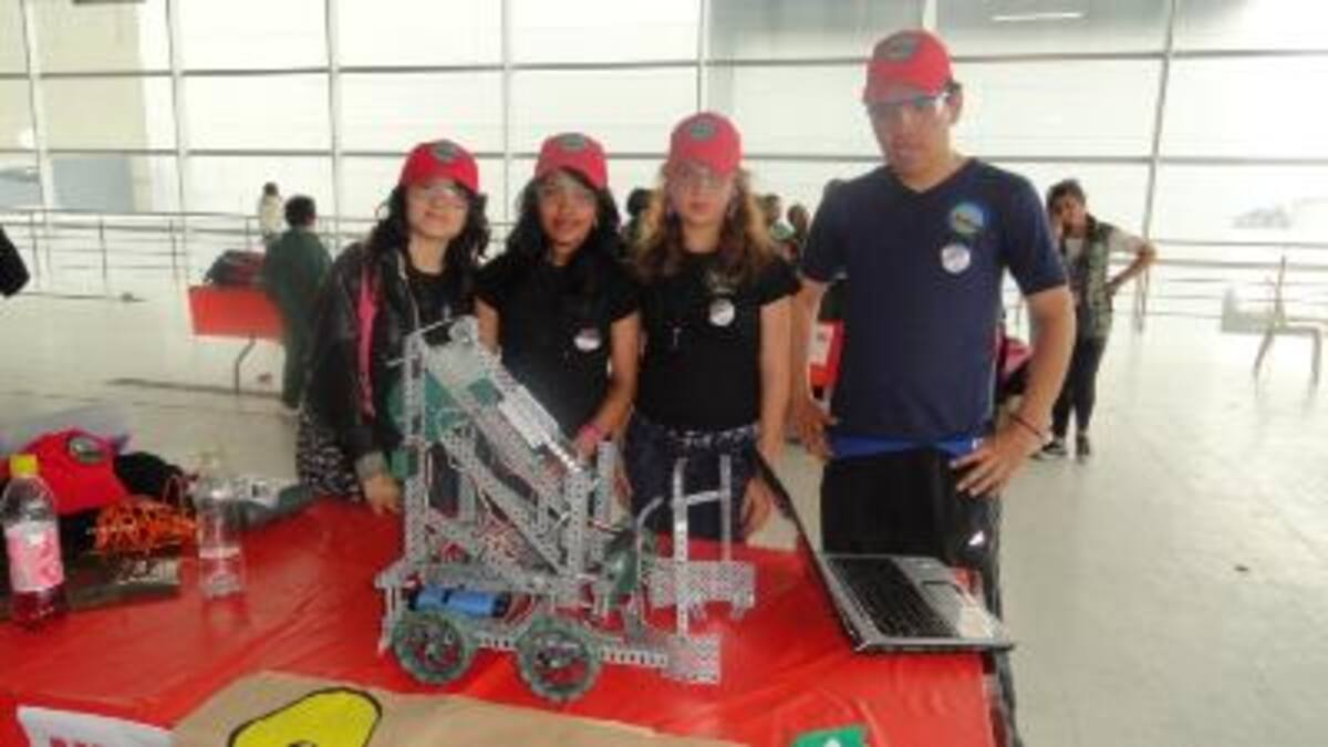 26 febrero. VEX Robotics Competition. 'Las Amazonas', un grupo conformado sólo por estudiantes mujeres estuvo presente en la Competición de Robótica, acompañado por su profesor de física.